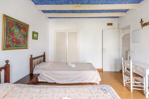2 bedrooms, iron/ironing board, free WiFi, bed sheets - The flair of Ibiza on the coast — Casa Morrás 42 (Felanitx)