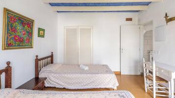 2 bedrooms, iron/ironing board, free WiFi, bed sheets