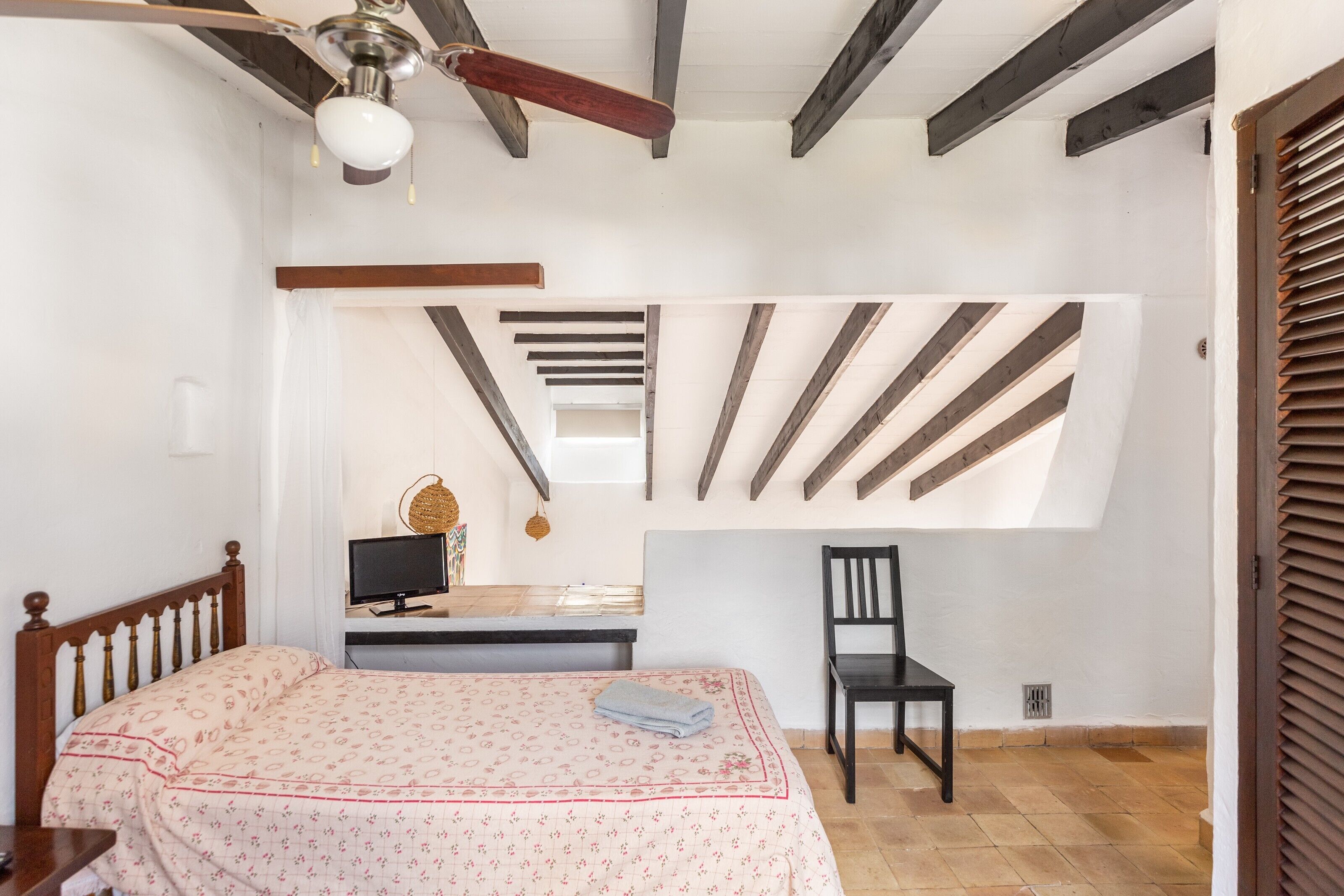 2 slaapkamers, een bureau, een strijkplank/strijkijzer, gratis wifi