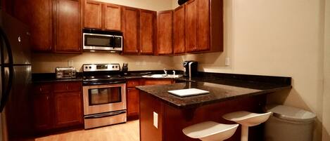 Frigorífico, microondas, horno y placa de cocina