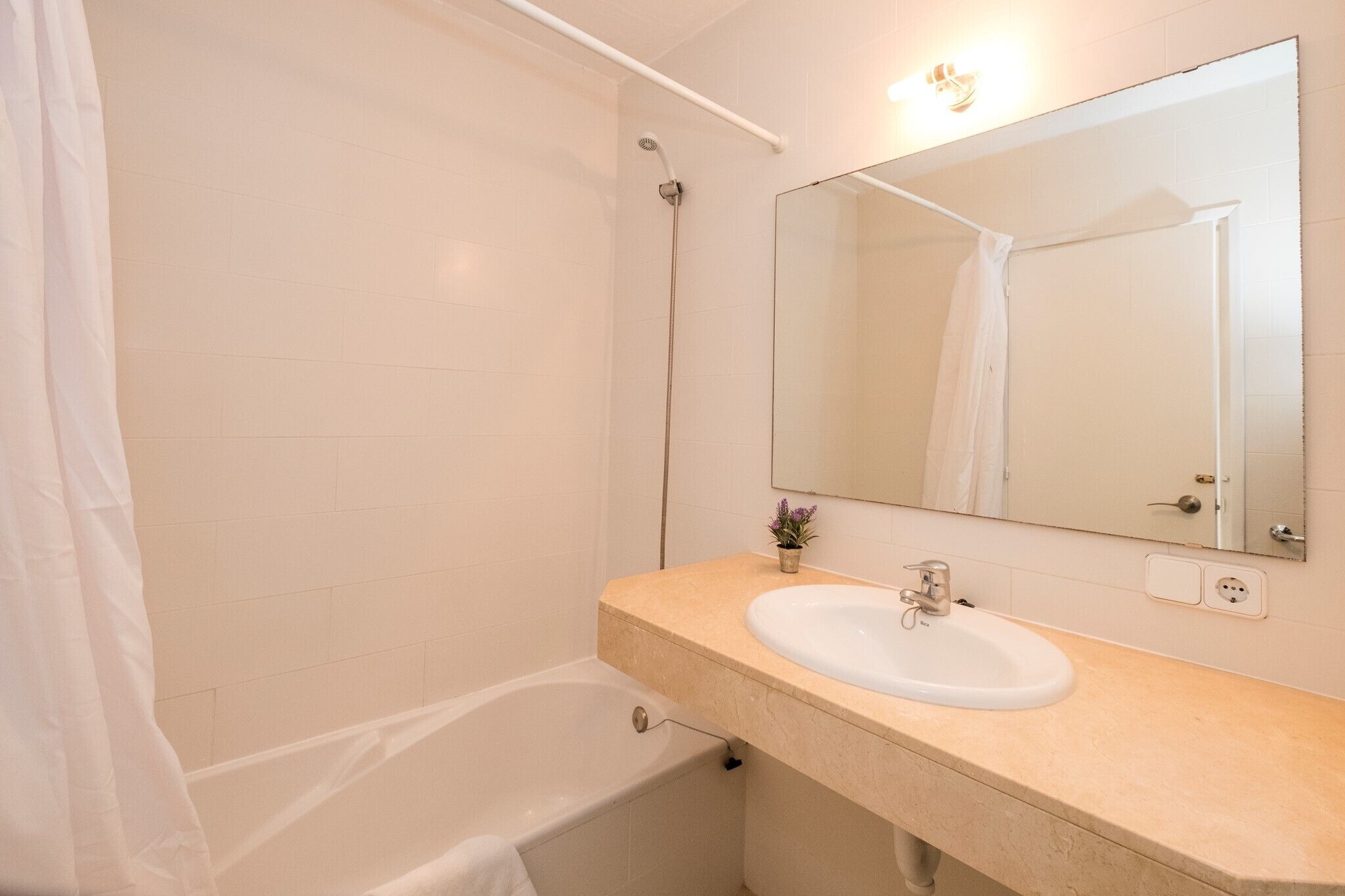 Badewanne, Haartrockner, Handtücher