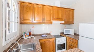 Een koelkast, een microgolfoven, een oven, een kookplaat