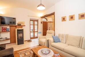 TV, fireplace - Historic, Centrally Located Holiday Home with Wi-Fi and Fireplace (Alà dei sardi)