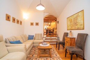 TV, fireplace - Historic, Centrally Located Holiday Home with Wi-Fi and Fireplace (Alà dei sardi)