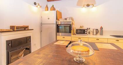 Historic, Centrally Located Holiday Home with Wi-Fi and Fireplace