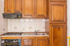 Fridge, microwave, oven, stovetop - Apartment "Conchiglia Rosa" with Shared Garden, Sea View & Wi-Fi (BARRABISA PALAU)