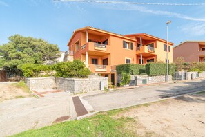 Exterior - Apartment "Conchiglia Rosa" with Shared Garden, Sea View & Wi-Fi (BARRABISA PALAU)