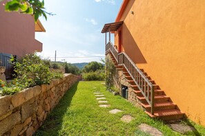 Property grounds - Apartment "Conchiglia Rosa" with Shared Garden, Sea View & Wi-Fi (BARRABISA PALAU)