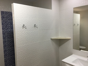 Bruser, hårtørrer, håndklæder
