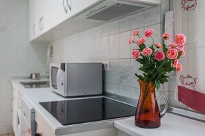 Fridge, microwave, oven, stovetop - Charming Apartment Near the Beach and Centre (Conil de la Frontera)