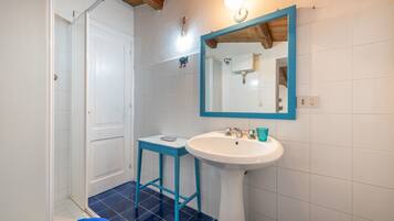 Regadera, amenidades de baño gratuitas, secadora de cabello, toallas