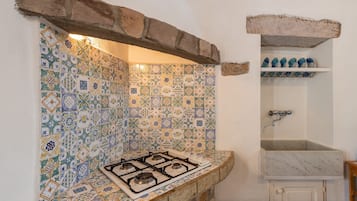 Refrigerador, parrilla de estufa, utensilios de cocina y condimentos