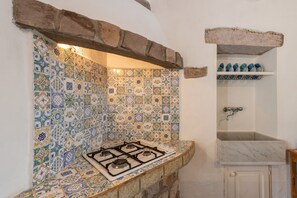 Refrigerador, parrilla de estufa, utensilios de cocina y condimentos 
