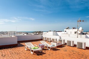 Terrace/patio - Air-Conditioned Apartment in Great Location with Rooftop Terrace and Wi-Fi; Pets Allowed (Conil de la Frontera)