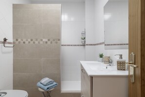 Shower, hair dryer, towels - Air-Conditioned Apartment in Great Location with Rooftop Terrace and Wi-Fi; Pets Allowed (Conil de la Frontera)