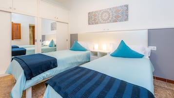 3 slaapkamers, een strijkplank/strijkijzer, gratis wifi, beddengoed