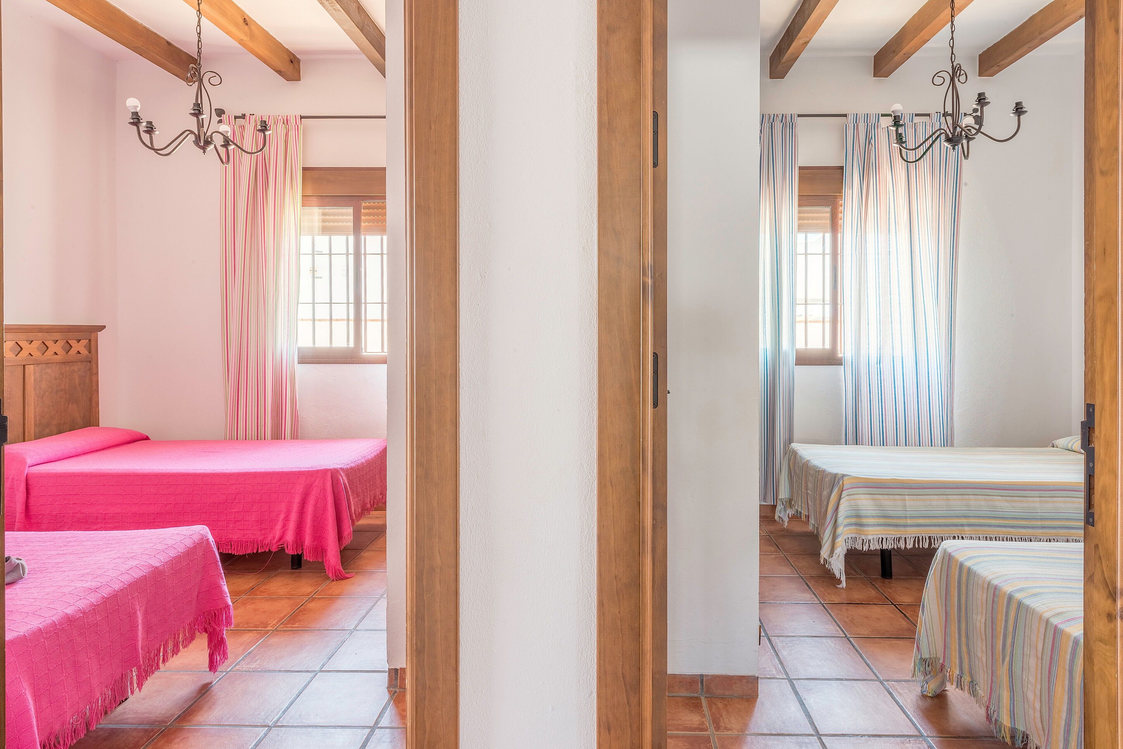 4 室のベッドルーム、アイロン / アイロン台、WiFi (無料)、ベッドシーツ