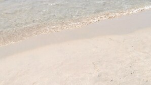 Une plage de sable fin aux vagues douces.