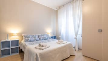 3 slaapkamers, een strijkplank/strijkijzer, gratis wifi, beddengoed