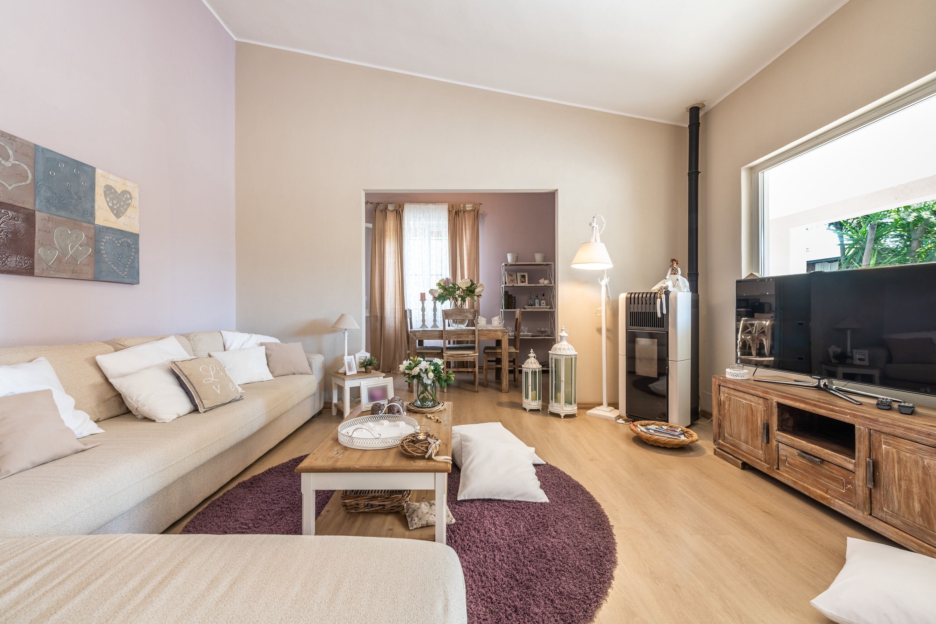 Televisie en een open haard