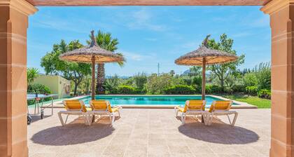 Traditional villa with a private pool, Wi-Fi, garden and terrace