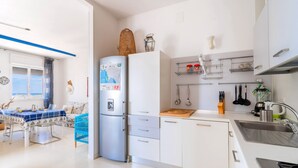Eine moderne Küche mit Kühlschrank, Spüle und Essbereich.
