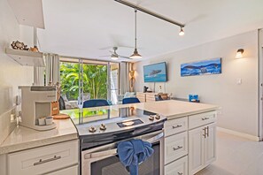 Fridge, microwave, oven, stovetop - Island Charm Studio, 10 Minutes to Napili Beach (Lahaina)