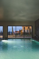 室內泳池、季節性室外泳池;24 小時開放;躺椅