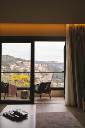 Minibar, coffres-forts dans les chambres, bureau