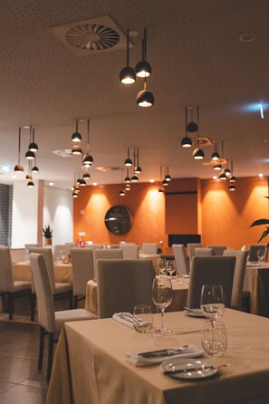 4 restaurants servant le déjeuner, spécialités Cuisine à base de sushi