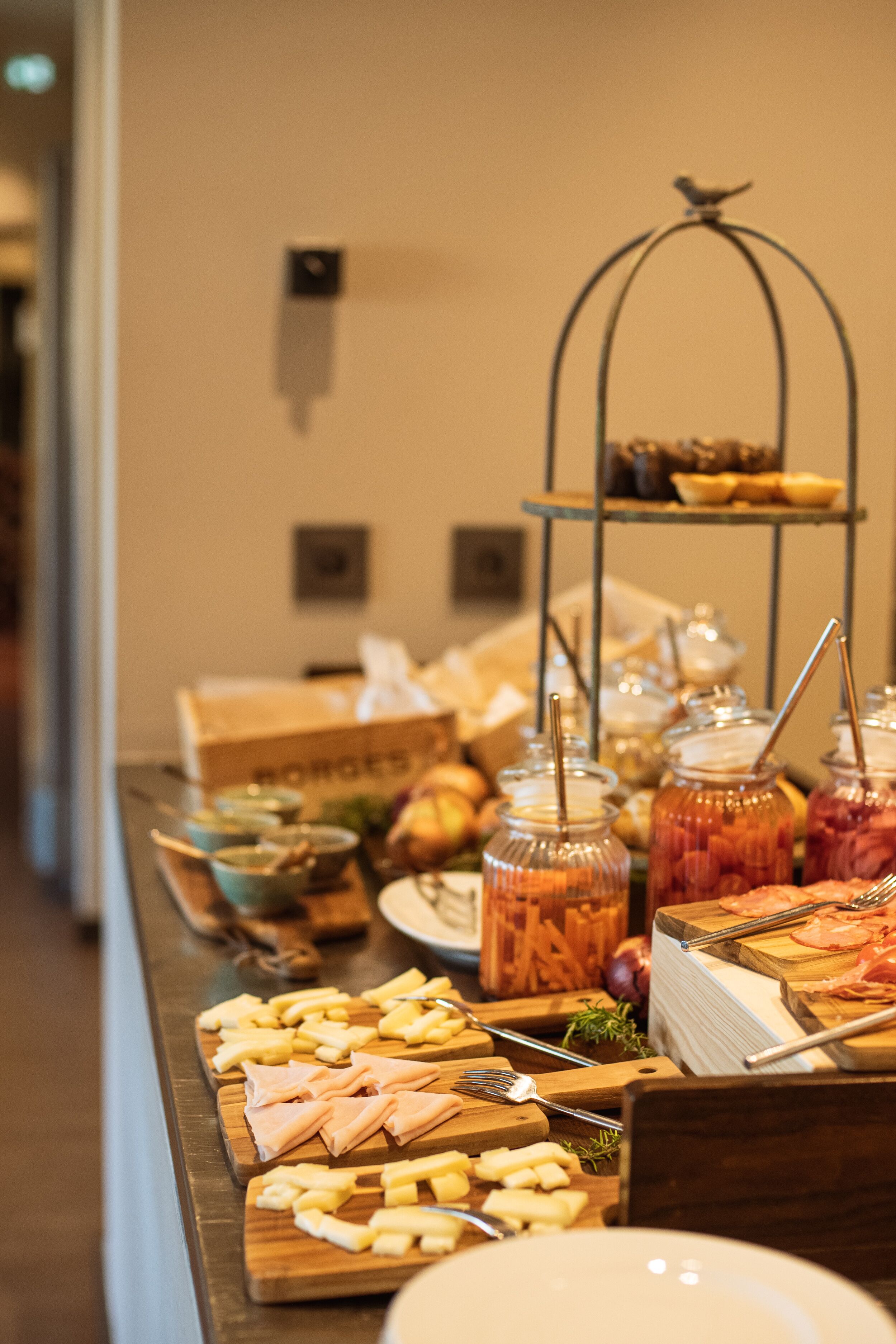 Un buffet con diversi cibi e posate.