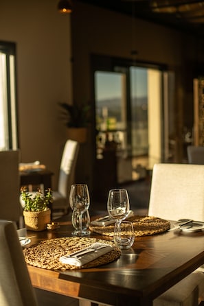 4 restaurants; lunch and dinner served