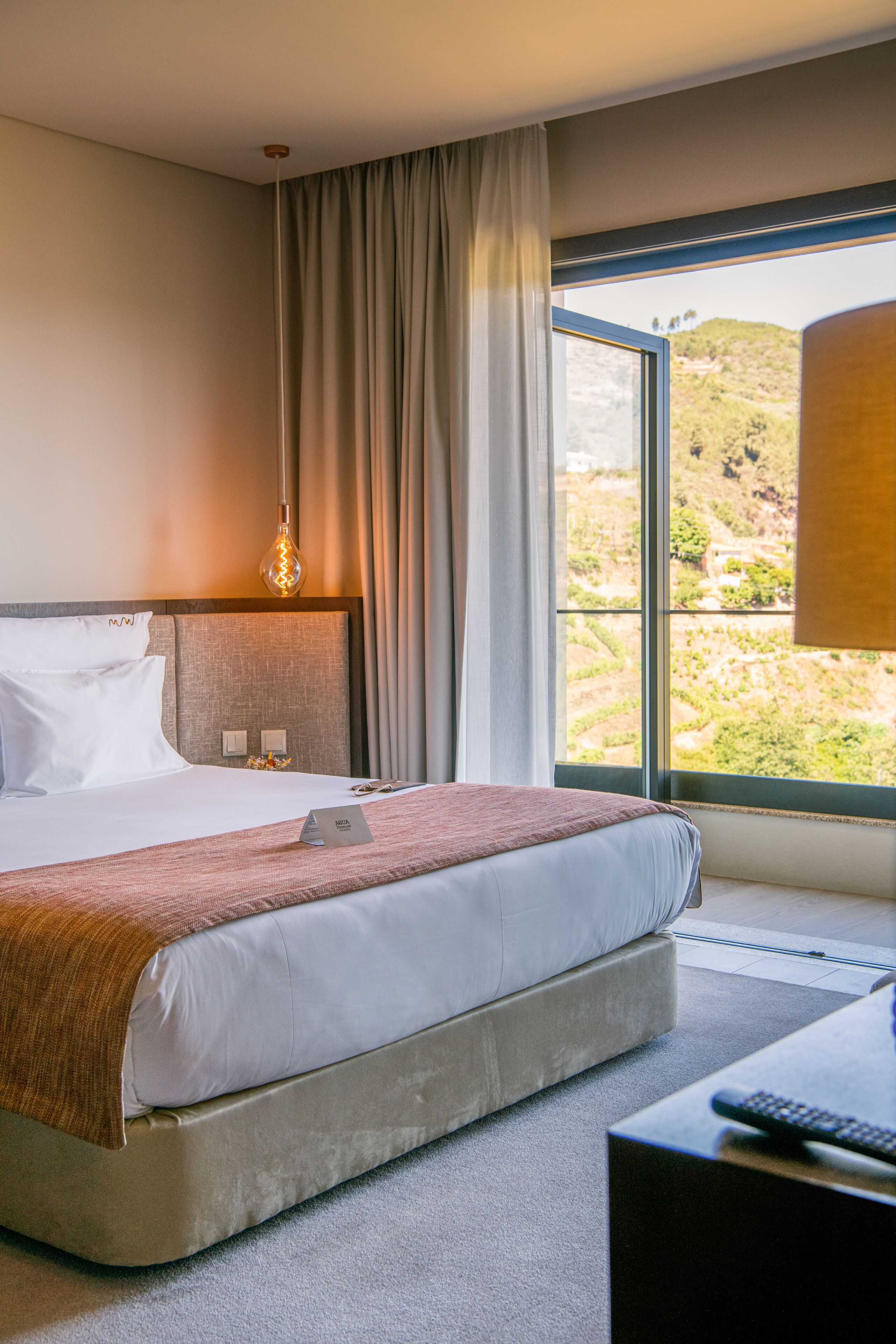 deluxe double room, vineyard view | 1 bedroom, minibar, in-room safe, desk
