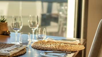 4 restaurantes; se sirve almuerzo y cena; sushi