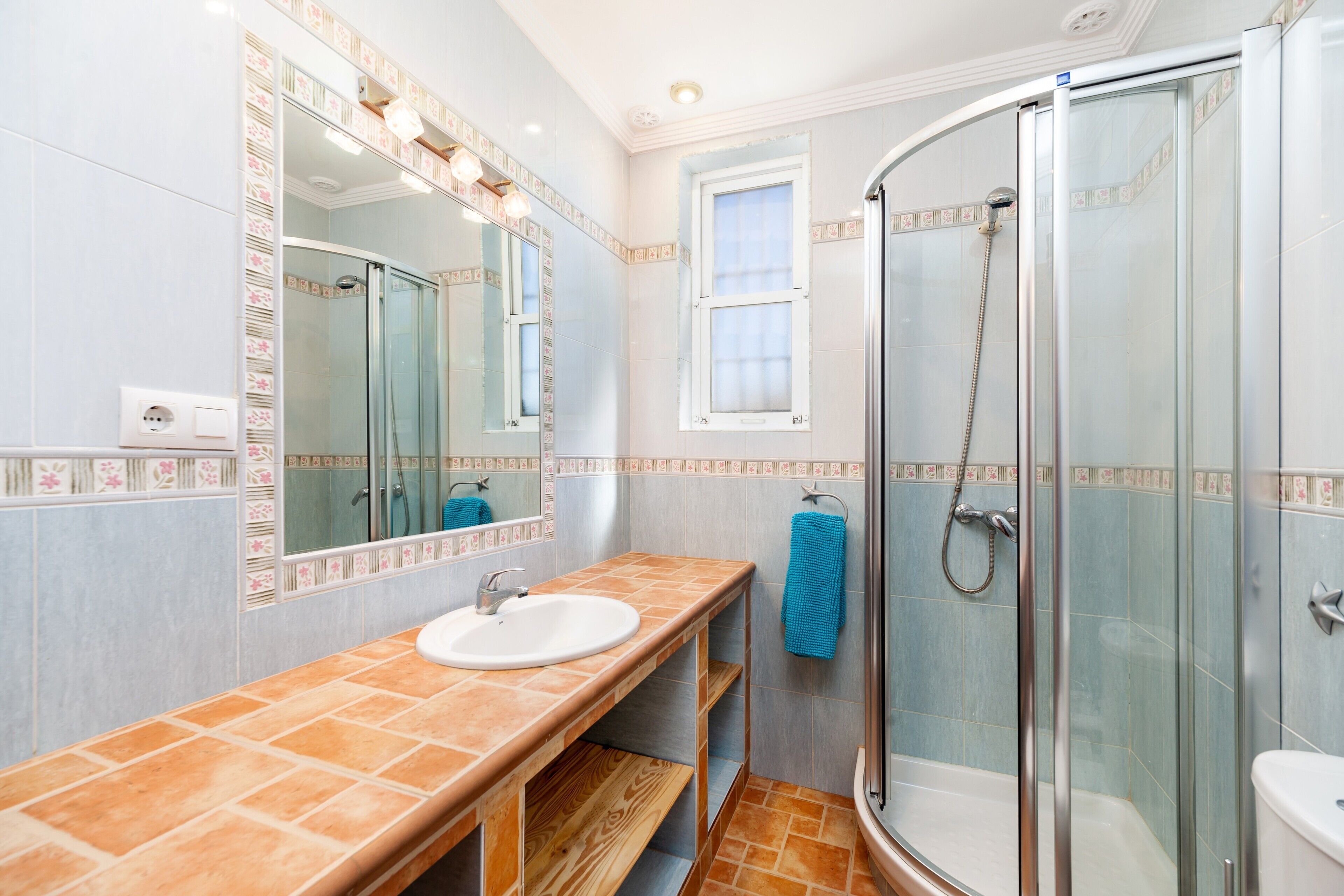 Regadera, secadora de cabello, toallas 