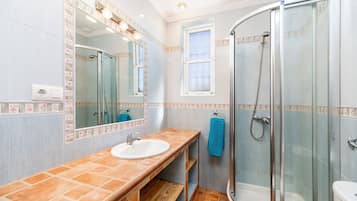 Regadera, secadora de cabello, toallas