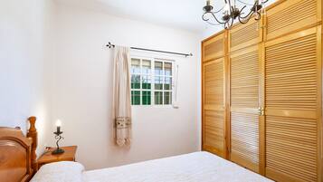 4 chambres, fer et planche à repasser, Wi-Fi gratuit, draps fournis