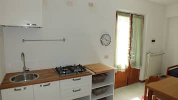 Fridge, stovetop, coffee/tea maker, high chair