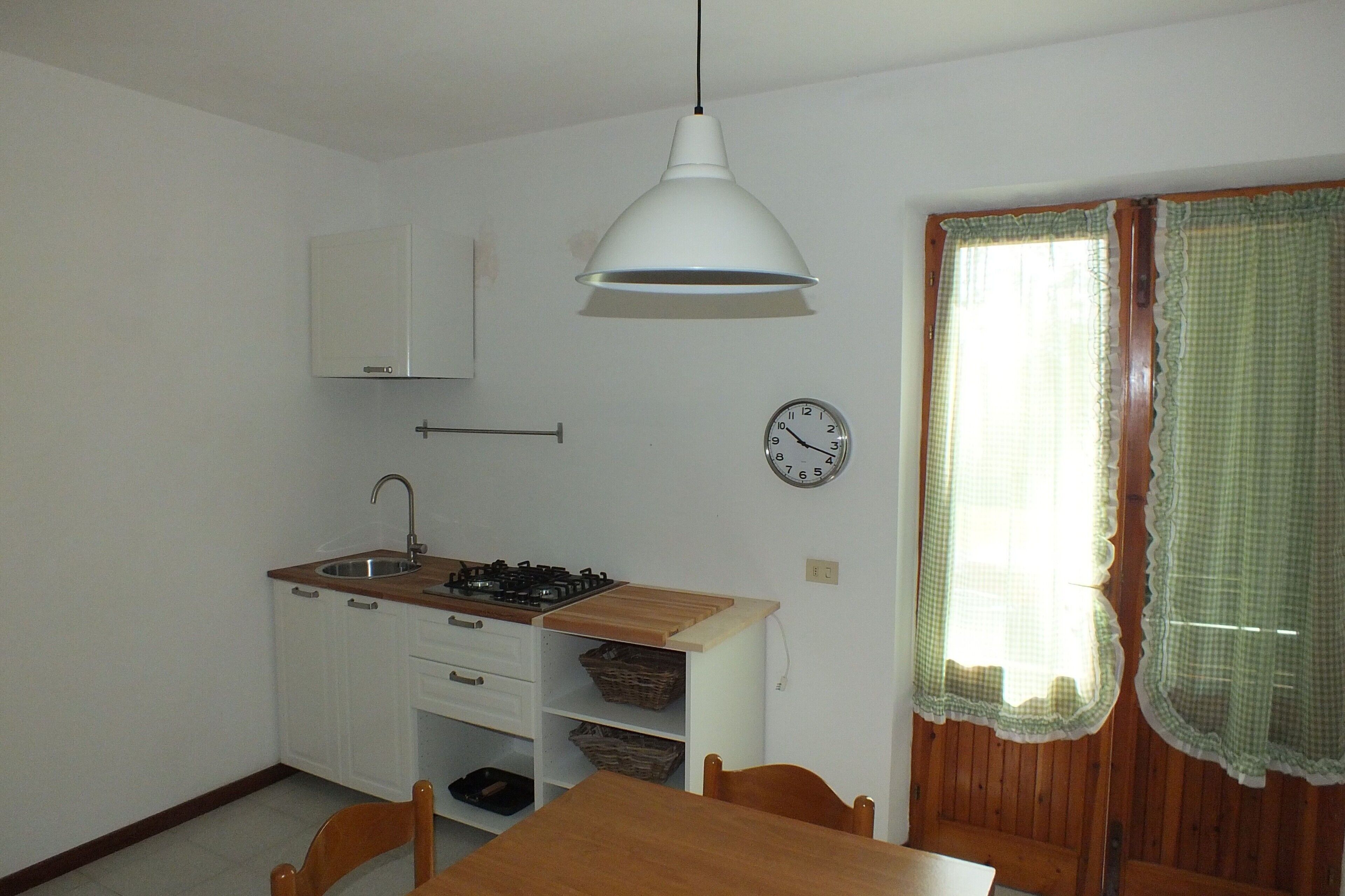 Kühlschrank, Herdplatte, Wasserkocher mit Kaffee-/Teezubehör, Hochstuhl