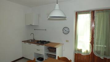 KĂŒhlschrank, Herdplatte, Wasserkocher mit Kaffee-/Teezubehör, Hochstuhl