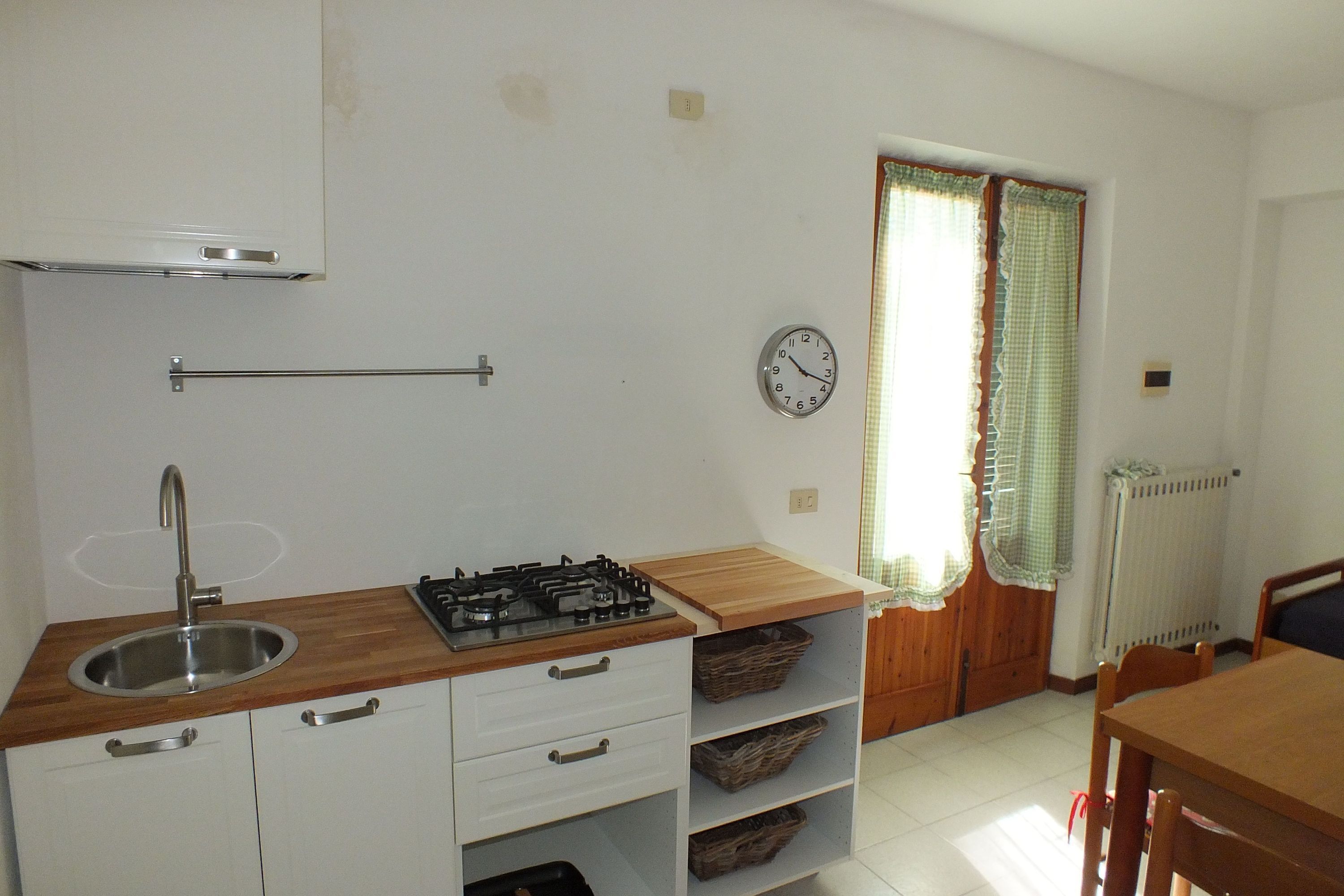 Kylskåp, spishäll, kaffe- och tebryggare och barnstol