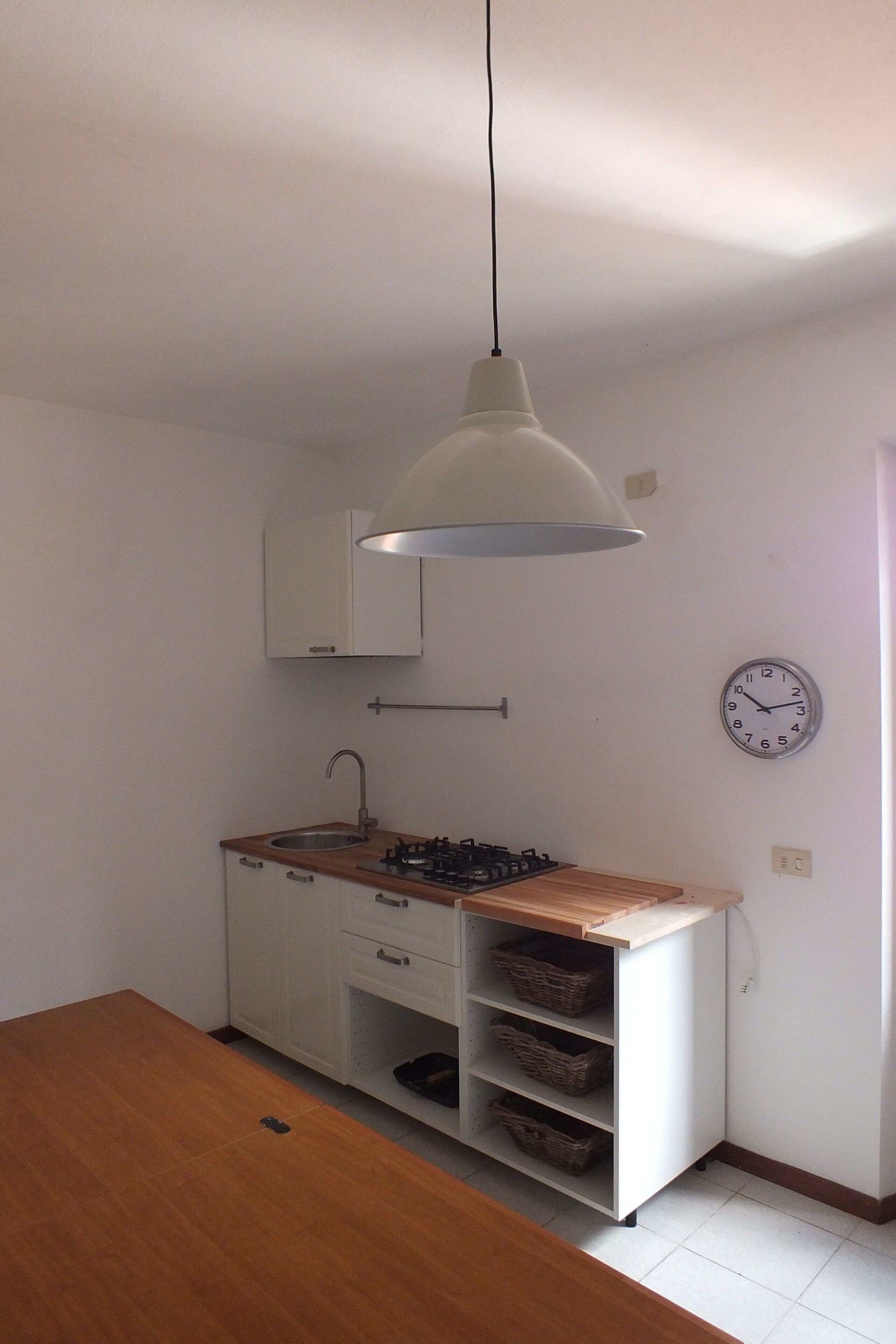 Kühlschrank, Herdplatte, Wasserkocher mit Kaffee-/Teezubehör, Hochstuhl