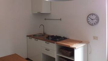 KĂŒhlschrank, Herdplatte, Wasserkocher mit Kaffee-/Teezubehör, Hochstuhl