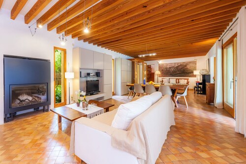 Family-friendly and with a spectacular garden – Holiday Home Cala Bona