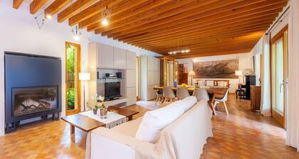 Family-friendly and with a spectacular garden – Holiday Home Cala Bona