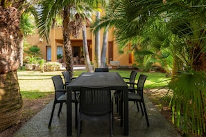 Outdoor dining - Family-friendly and with a spectacular garden – Holiday Home Cala Bona (Cala Bona)