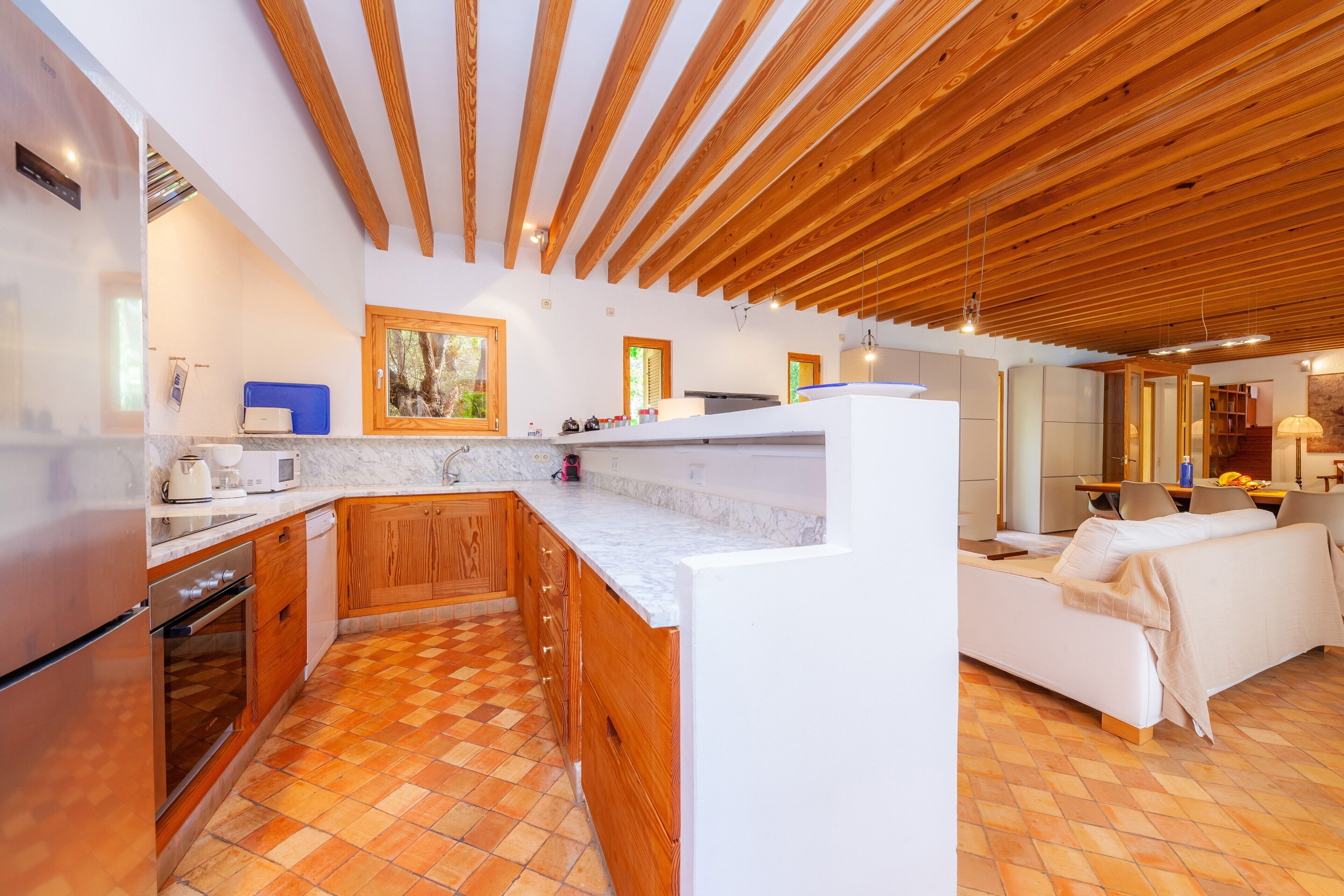 冷蔵庫、電子レンジ、オーブン、コンロ