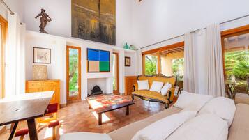 Una televisión, una chimenea