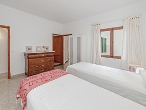 3 bedrooms, iron/ironing board, free WiFi, bed sheets