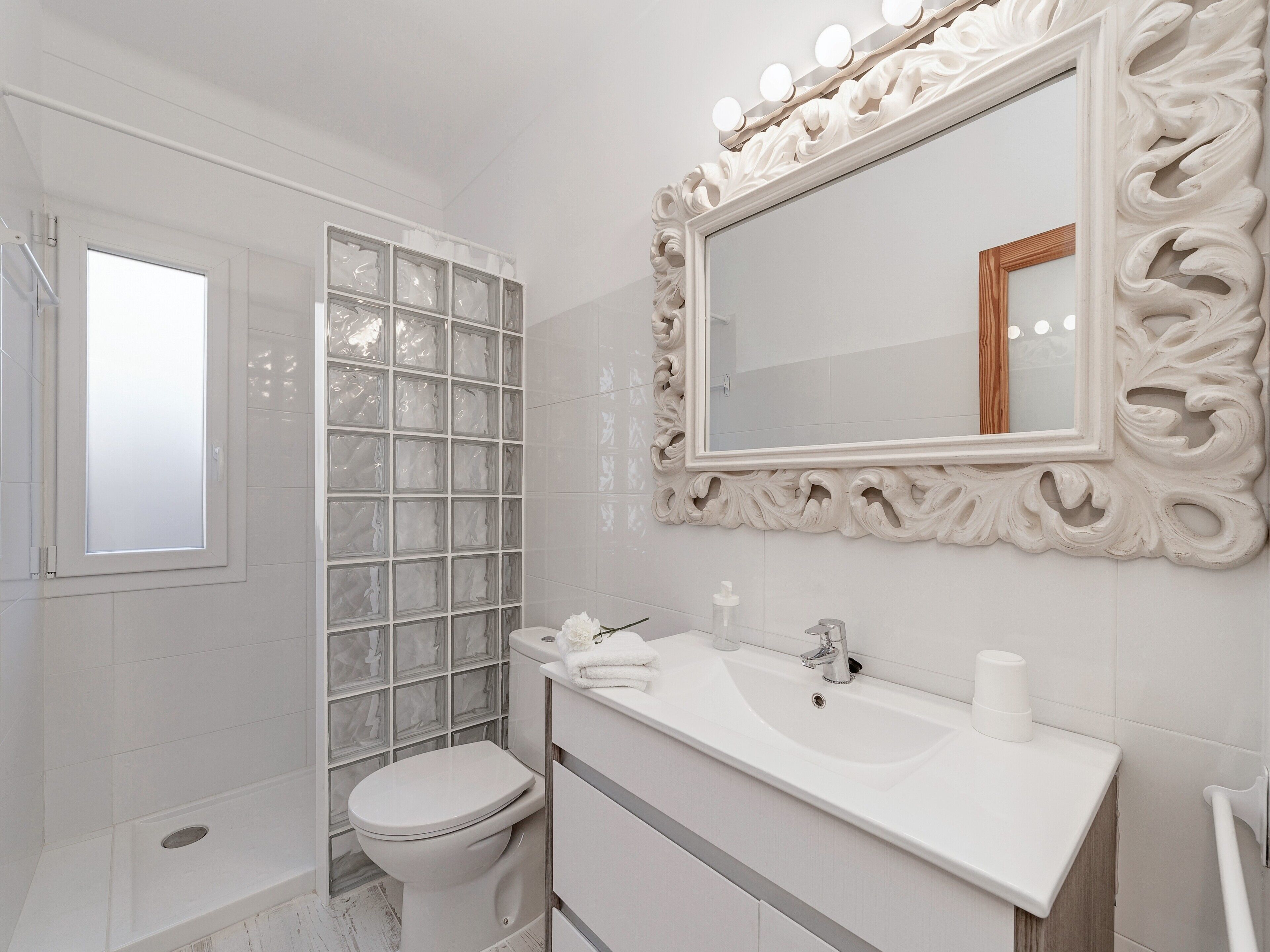 Een douche, gratis toiletartikelen, een haardroger, handdoeken